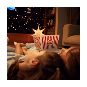 Filmová noc pro dva s popcornem na gauči