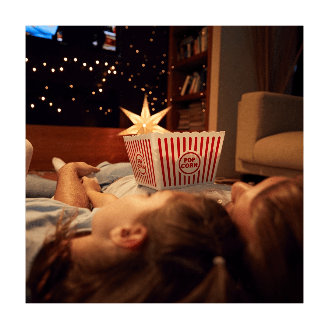 Filmová noc pro dva s popcornem na gauči